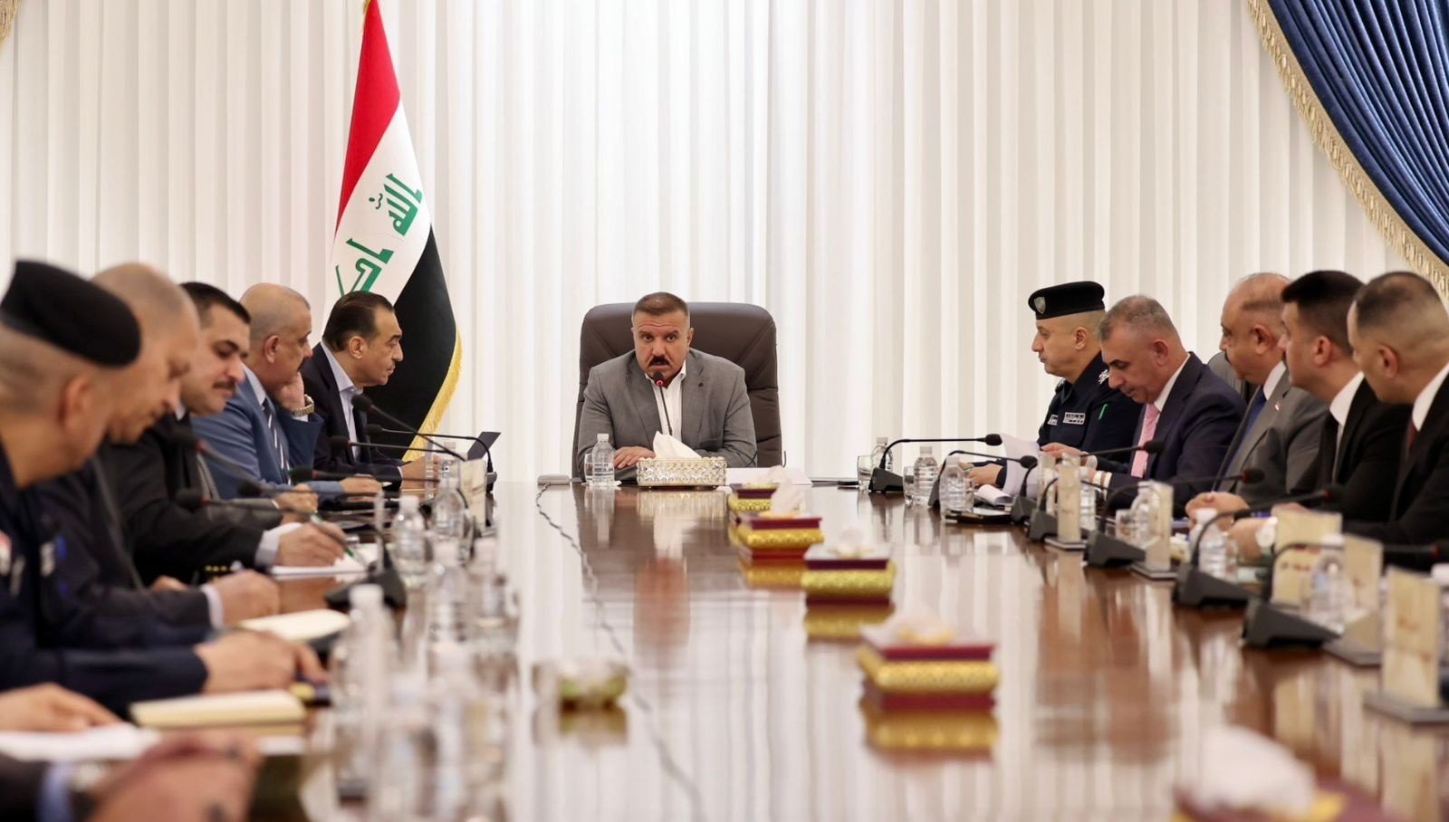 خلال استماعه لإيجاز وكالة الاستخبارات والتحقيقات الاتحادية.. وزير الداخلية يشدد على تفعيل الجهد الاستخباراتي في تطبيق الأمن المناطقي